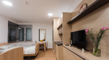 Luksuzna soba sa kuhinjom i kupatilom , medicinski kreveti, staracki dom Vitae Residence Beograd