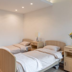 Dvokrevetna soba sa kuhinjom i kupatilom , medicinski kreveti staracki domVitae Residence Beograd