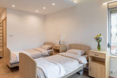 Dvokrevetna soba sa kuhinjom i kupatilom , medicinski kreveti staracki domVitae Residence Beograd