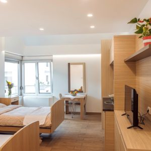 Dvokrevetna soba sa kuhinjom i kupatilom , medicinski kreveti staracki domVitae Residence Beograd