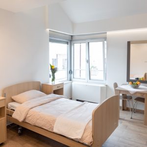 Dvokrevetna soba sa kuhinjom i kupatilom , medicinski kreveti staracki domVitae Residence Beograd