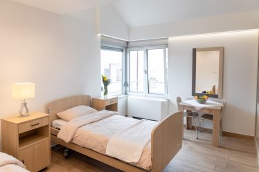 Dvokrevetna soba sa kuhinjom i kupatilom , medicinski kreveti staracki domVitae Residence Beograd