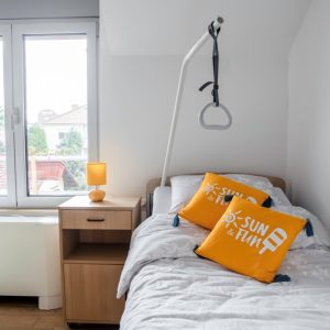 Jednokrevetna soba sa kuhinjom i kupatilom , medicinski kreveti staracki domVitae Residence Beograd