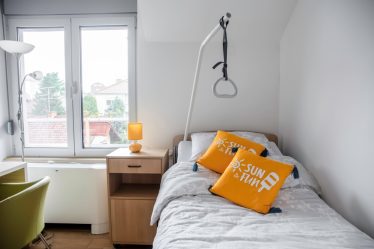 Jednokrevetna soba sa kuhinjom i kupatilom , medicinski kreveti staracki domVitae Residence Beograd