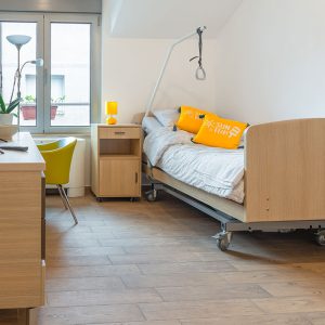 Jednokrevetna soba sa kuhinjom i kupatilom , medicinski kreveti staracki dom Vitae Residence Beograd