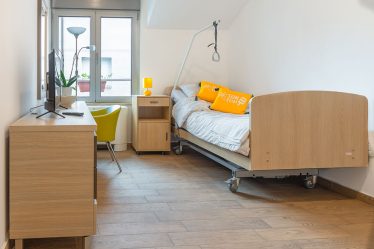 Jednokrevetna soba sa kuhinjom i kupatilom , medicinski kreveti staracki dom Vitae Residence Beograd