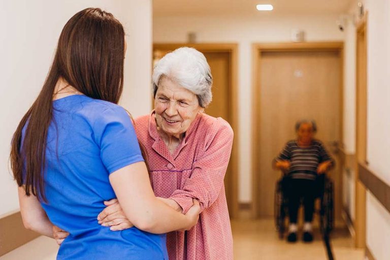 Podrska u starackom domu