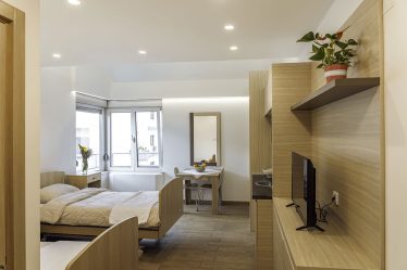 Dvokrevetna soba sa kuhinjom i kupatilom , medicinski kreveti staracki domVitae Residence Beograd