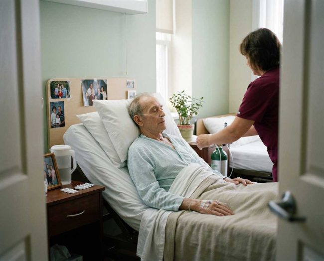Palijativna-nega Muškarac u terminalnoj fazi karcinoma leži u domu